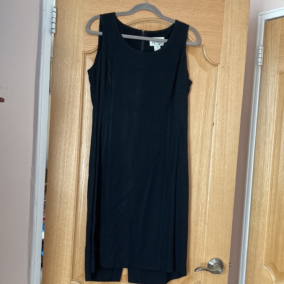 Women 2 piece set. Size 16. Rayon/acetate. Dry clean only. - Picture 2 of 4